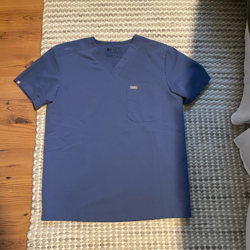 Figs men big sky two pocket scrub top